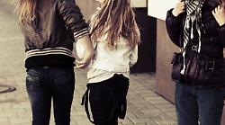 Lite tra ragazzine al centro commerciale degenerata in schiaffi e calci: denunciate tre minori 