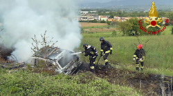 Incidente sul raccordo Orte-Terni: l'auto va in fiamme e finisce fuori strada. Strada chiusa in entrambe le direzioni 