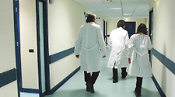 Infezione dopo l'artroprotesi: tre medici risarciscono l'ospedale