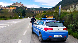 Nasconde 34 involucri di cocaina nel vano del motore dell'auto: arrestato 27enne