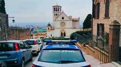 Pugni contro le porte di casa fino a danneggiarle, poi ferisce un poliziotto con un calcio: arrestato 40enne