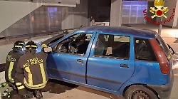 Terni, auto alimentata a gpl con a bordo tre ragazzi si schianta contro un muretto del parcheggio