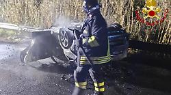 Amelia, sbanda contro la roccia e l'auto prende fuoco: 30enne sotto shock 