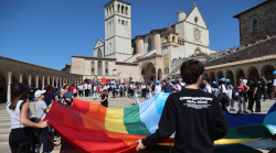 Assisi marcia con il Papa, migliaia di studenti in cammino contro la guerra. Lotti: &ldquo;L'Umbria un cantiere di pace&rdquo;