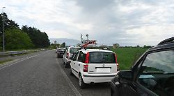 Caos parcheggi selvaggi all'aeroporto, auto lasciate lungo la strada