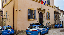 Si barricano in una stanza per chiamare la polizia: arrestata una 28enne che minacciava i familiari di morte