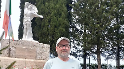 Dal Canada al Trasimeno per festeggiare il 25 aprile: "Qui ha combattuto mio padre, ora &egrave; la mia seconda casa"