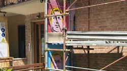 Impalcatura con sorpresa a Perugia: spuntano due ritratti pop di Gaucci