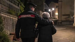 Carabiniere fuori servizio salva un'ultranovantenne che stava cadendo dal balcone 