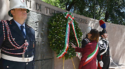 Perugia celebra la Festa della Liberazione: le tappe. Inaugurata la targa per le vittime Lgbtqia+, Omphalos: "Grave l'assenza del prefetto"