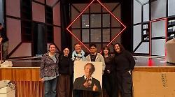 Scenografie della Vannucci per lo spettacolo Buongiorno ministro! di Enzo Iacchetti