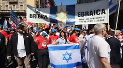 Festa della Liberazione tra tensioni e slogan antisemiti contro la Brigata ebraica. L'Ucei: "I violenti non dettino le regole"