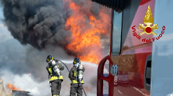 Autoarticolato in fiamme sul raccordo Orte-Terni: a fuoco la motrice. Traffico in tilt