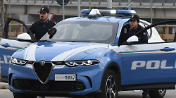 Viaggiava in auto con un coltello serramanico e cocaina: denunciato 23enne 