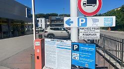 A Perugia scattano le multe per chi lascia l'auto in sosta nelle aree dei supermercati