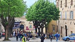 Assisi, turisti in arrivo da tutto il mondo per San Francesco e San Carlo Acutis: messa in inglese al Santuario della Spogliazione