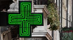 Rapina una farmacia di Foligno a volto coperto e armato di forbici: poi la fuga con l'incasso 