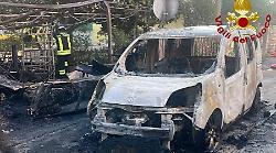 Vasto incendio a Terni nella notte: a fuoco due auto e la rimessa di un'abitazione