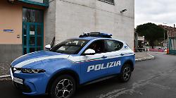 Viola il divieto di avvicinamento ma viene fermato grazie all'allarme del braccialetto elettronico: denunciato 47enne