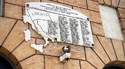 "Riattivata la lampada votiva alla lapide dei caduti". L'annuncio del sindaco Zuccarini 