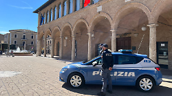 Prende a calci il portone di casa della madre violando il divieto di avvicinamento: arrestata una 29enne