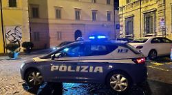 Molesta i clienti di un locale del centro e si scaglia contro la polizia: denunciato un 49enne