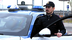 Sorpreso a rubare in una macchina in sosta, aggredisce i poliziotti con minacce e sputi. Arrestato un 34enne