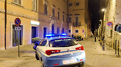 Palpeggia e insulta una donna in piazza Grimana: scatta la denuncia per un trentenne 
