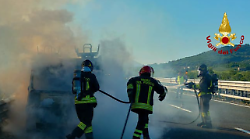 Furgone in fiamme in A1 a Orvieto: illeso il conducente. Permangono disagi per la circolazione 