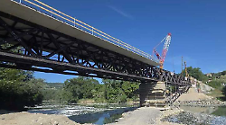Collegate le sponde del Tevere: ultimato il posizionamento della seconda travata sul ponte di Montemolino