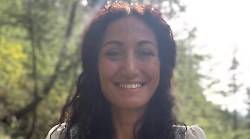 Alessandra Battaglia, chi &egrave; la maga della voce ospite a Verissimo: dagli abusi del padre alla nuova vita
