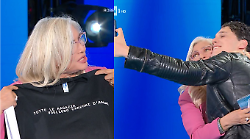 Nicol&ograve; Filippucci regala una maglia a Mara Venier: "Posso farmi una foto con te? Quando mi ricapita" 
