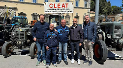 Storia e tradizione con i trattori: oltre 50 mezzi agricoli hanno animato piazza Garibaldi e il loggiato Gildoni