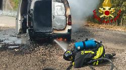 Furgone in fiamme a Orvieto: l'autista tenta di spegnerlo con l'estintore. L'intervento dei vigili del fuoco