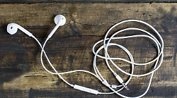 Auricolari con il filo e occhiali che truccano il viso: la Gen Z sceglie la praticit&agrave;