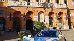 Spaccia in zona Ponte San Magno, vede la polizia e prova a ingoiare la cocaina: arrestato 18enne