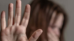 Perseguita la ex con appostamenti e messaggi: arrestato. Ma &egrave; incensurato e non scatta nessuna misura cautelare