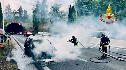 Auto in fiamme lungo il raccordo Perugia-Bettolle. VIDEO