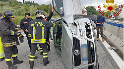 Auto si ribalta lungo il raccordo Terni-Orte: interviene l'elisoccorso
