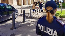 Passeggiava con una mazza da baseball lunga 76 centimetri: denunciato 