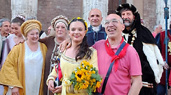 Assisi, Calendimaggio: Monna Sofia Balducci &egrave; la Regina della Festa tra applausi e grandi emozioni 