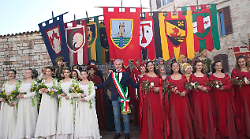&Egrave; il giorno di Madonna Primavera: il Calendimaggio entra nel vivo con l'elezione della regina della festa