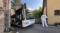 Presa a martellate su un bus a Santa Lucia di Stroncone: &egrave; in gravi condizioni. Aggressore in fuga