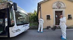 Aggredita a martellate sul bus, la 43enne lotta tra la vita e la morte. Ricercato il marito: era stato arrestato ad aprile