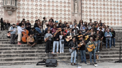 Flashmob contro la chiusura dei locali in centro: la protesta dei musicisti perugini sulle note dei Clash