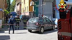 Scontro tra due auto, nell'impatto una danneggia un ponteggio: feriti i conducenti 