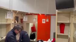 Colpo da 700 mila euro, i titolari della gioielleria all'interno del negozio saccheggiato tra danni e futuro: "Sar&agrave; dura ripartire". Video