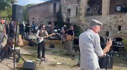 Biciclette, musica e sapori nel ristoro della ciclostorica L'Intrepida: sosta allegra al Castello di Sorci. Video