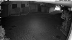 L'arrivo dei ladri nelle case durante il pomeriggio incuranti del traffico nella zona residenziale. Video