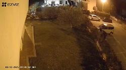 Ladri in azione nella notte ripresi dalle telecamere: messi in fuga dalla gente